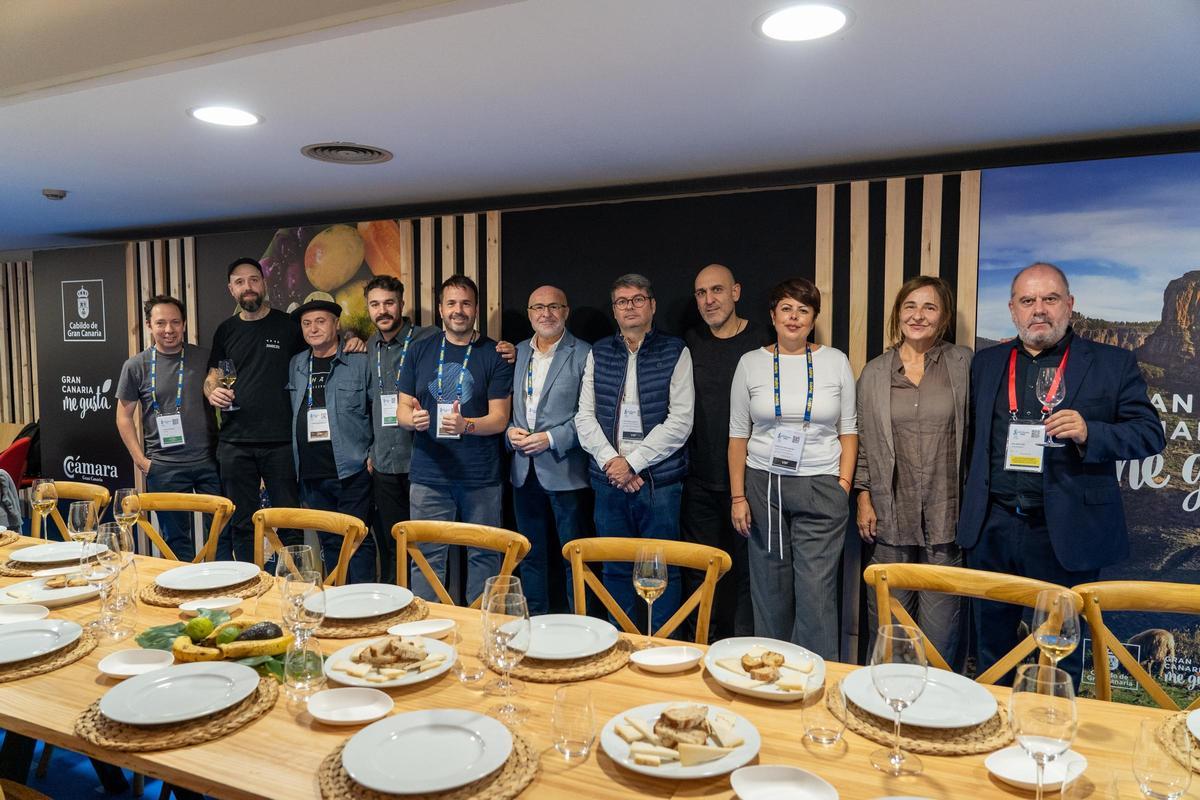 Minerva Alonso con representantes de la prensa internacional en el restaurante de Gran Canaria en el congreso San Sebastián Gastronomika.