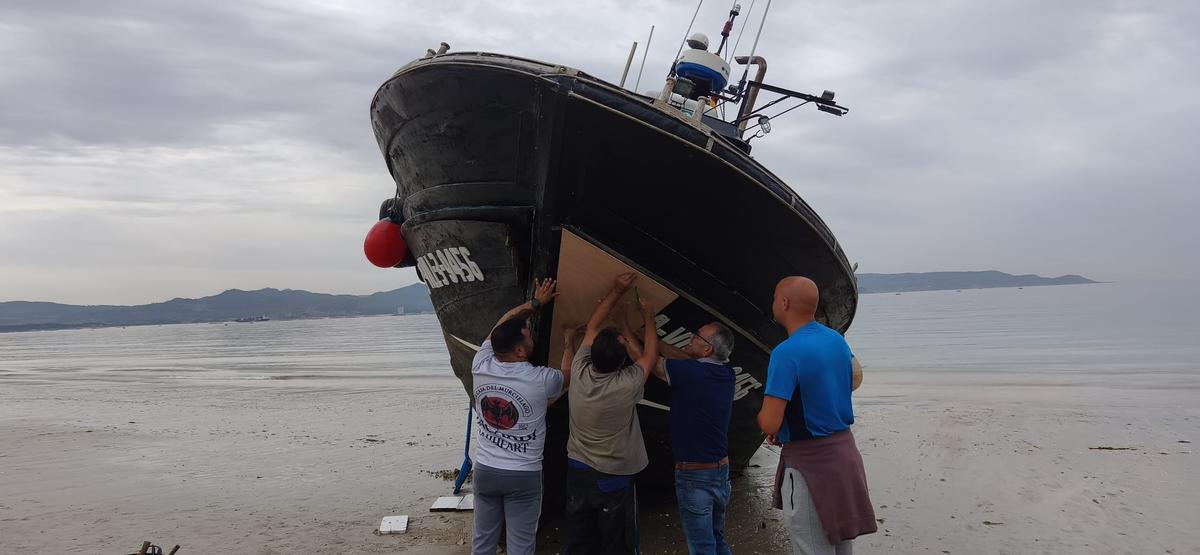 Reparación de urgencia del casco del «Dos Meros» tras sufrir una vía de agua al impactar contra una batea en la ría de Vigo.