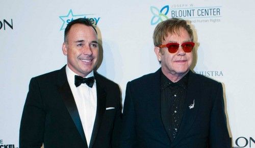 Elton John aparece con su marido David Furnish