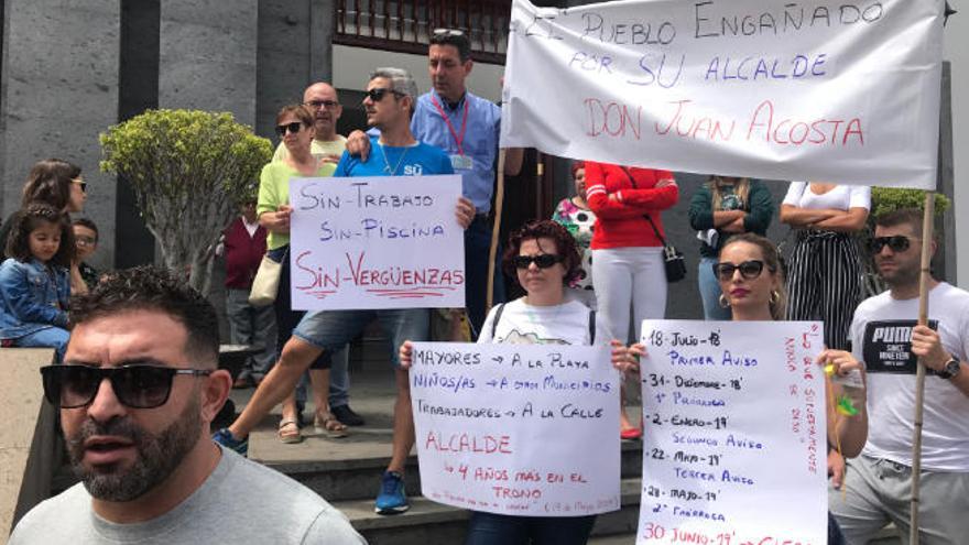 Trabajadores y usuarios de la piscina y el complejo deportivo de Santa Úrsula durante la protesta de ayer.