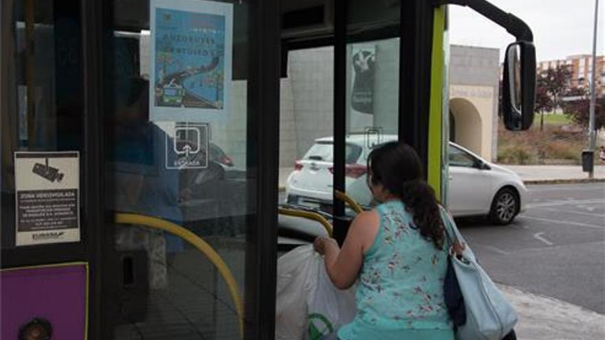 Los usuarios del autobús urbano suben un 1,5% en enero en Extremadura