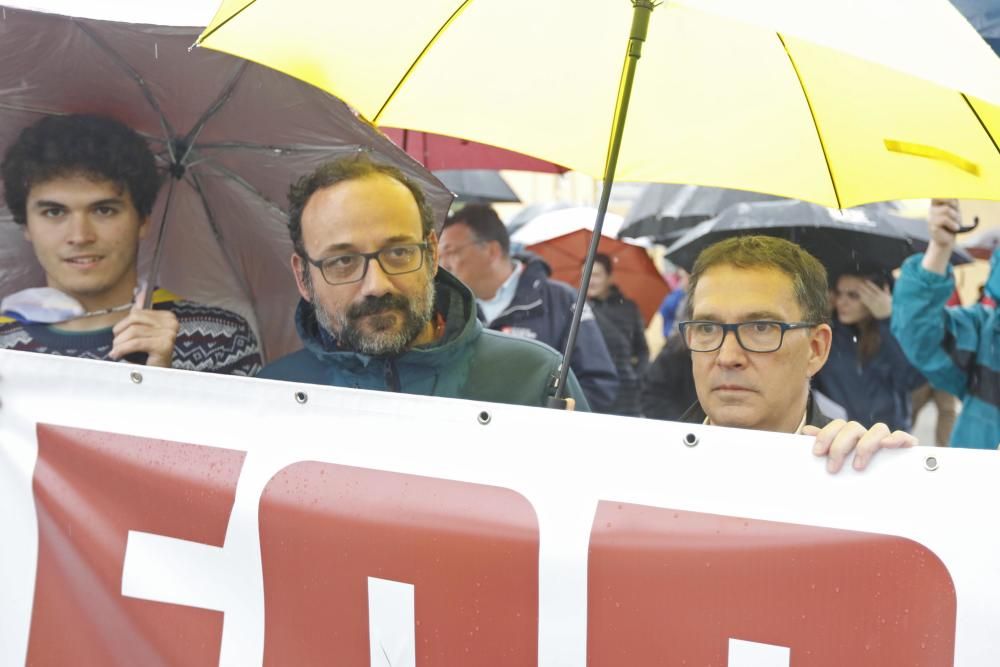 Mig miler de persones desafien el feixisme i la pluja a Verges