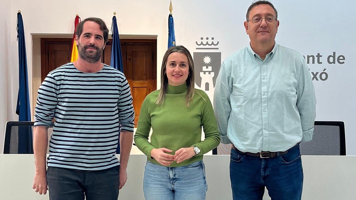 La alcaldesa, Tania Baños, y los tenientes de alcaldesa, Fernando Daròs y Marc Seguer, han comparecido públicamente para dar cuenta de la recuperación de la gestión pública de las pistas de pádel