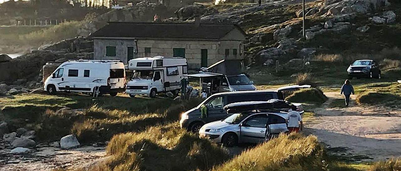 Autocaravanas y otros vehículos en A Lanzada.