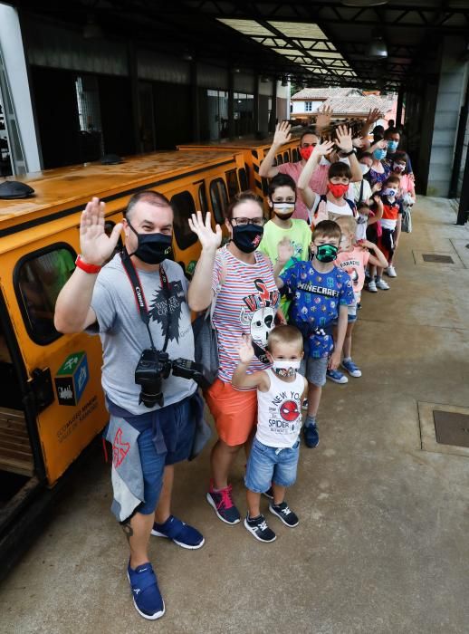 Los turistas visitan el tren ecomuseo minero valle de Samuño