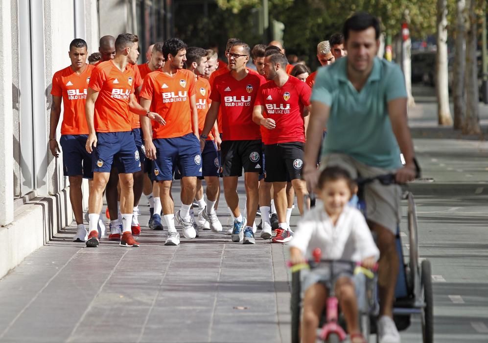 Paseo del Valencia CF por las calles de Sevilla