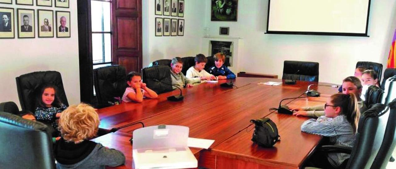 Los jóvenes ´políticos´, durante la primera reunión celebrada en el salón de plenos municipal.