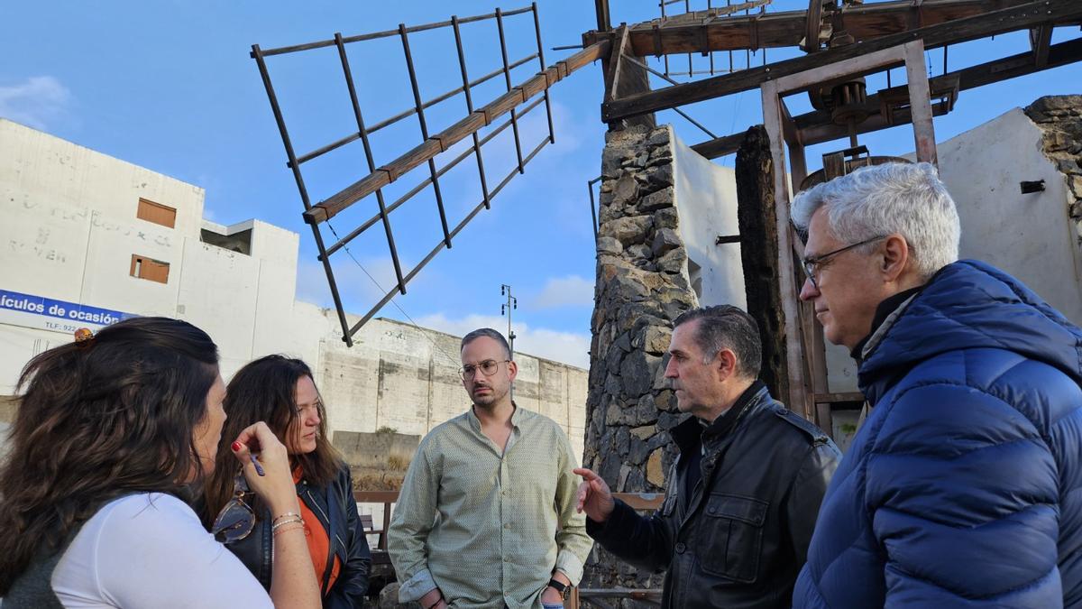 Visita de representantes del Ayuntamiento chicharrero, Gobierno canario y Cabildo al molino de Barranco Grande