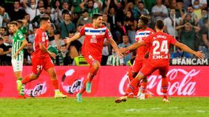 Cabrera evita en el minut 98 el naufragi de l’Espanyol al Villamarín