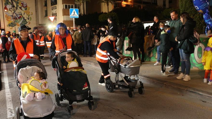 Un estallido de baile y color inunda Benicarló en la Cabalgata del Ninot