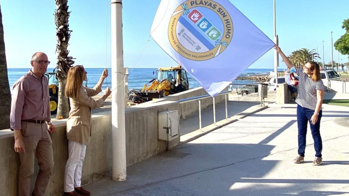 Isabel Cardona y Araceli Álvarez izan la bandera, junto a Antonio López. | ALBA BOIX