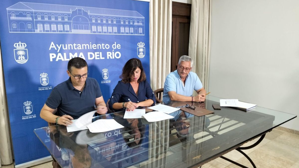Firma del convenio entre la alcaldesa y el presidente de los empresarios palmeños.