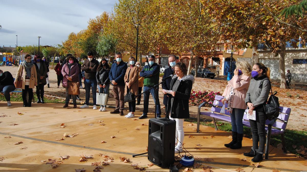 Lectura manifiesto en Alcalà-Alcossebre por parte de la concejala de igualdad, Melina Fradejas.