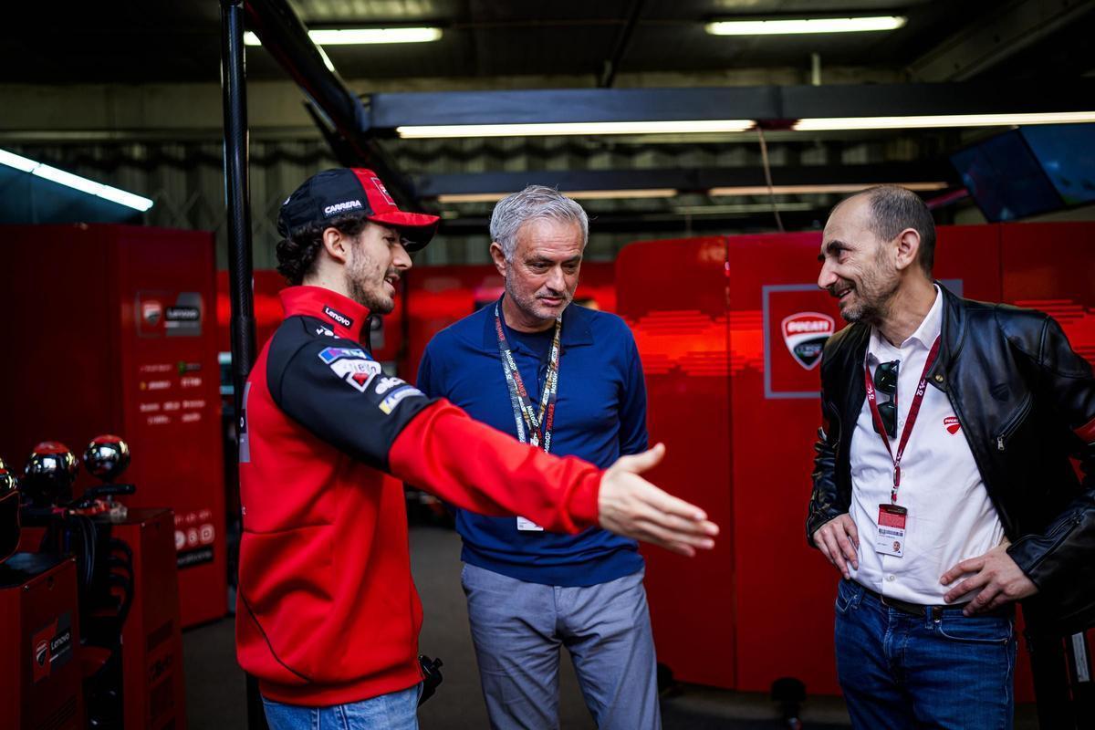 'Pecco' Bagnaia, a la izquierda, Jose Mourinho y Claudio Domenicali, CEO del equipo Ducati Corse.
