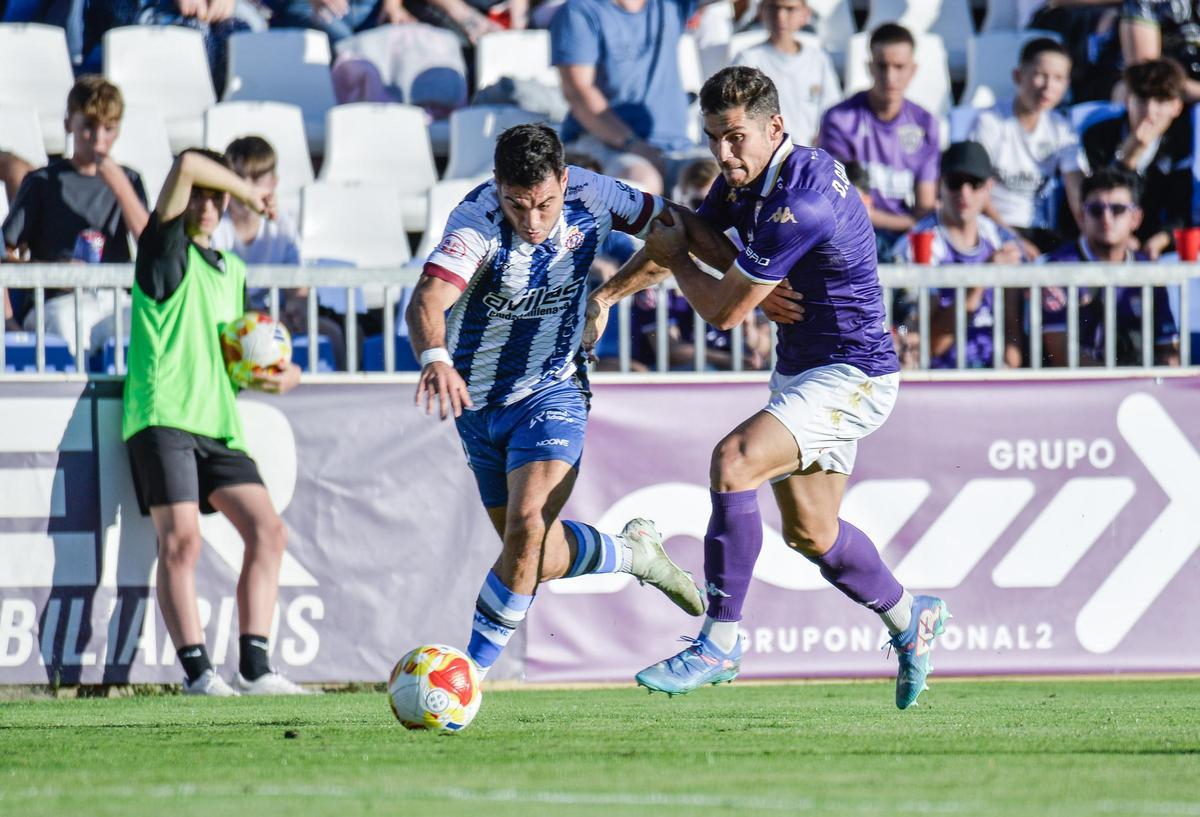 Una jugada del partido de la primera vuelta entre el Avilés y el Guadalajara