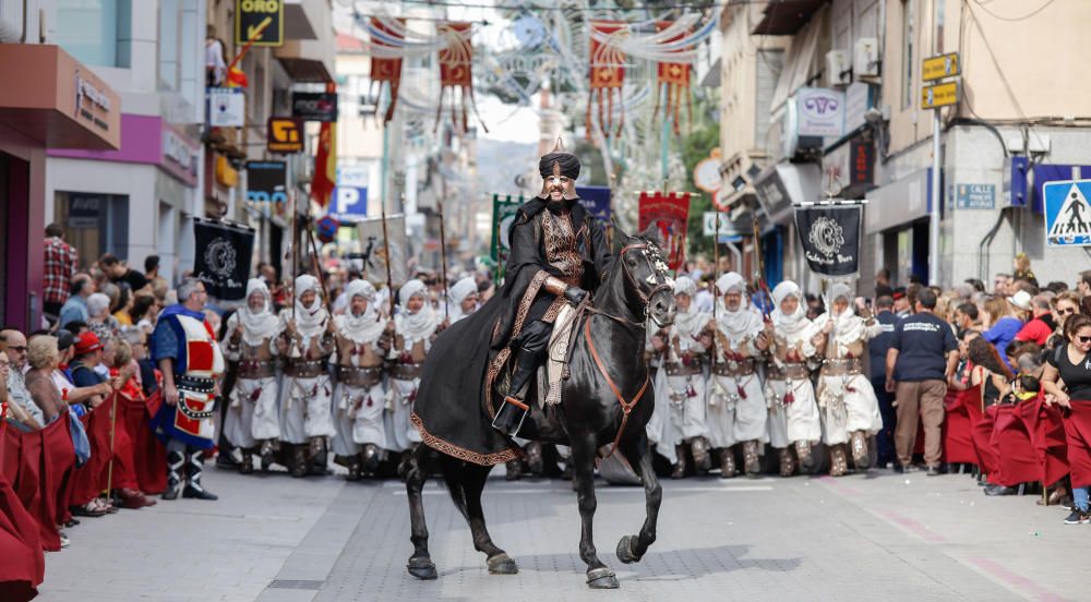 El bando de la media luna ofreció un majestuoso espectáculo en el segundo gran desfile de los Moros y Cristianos de la ciudad