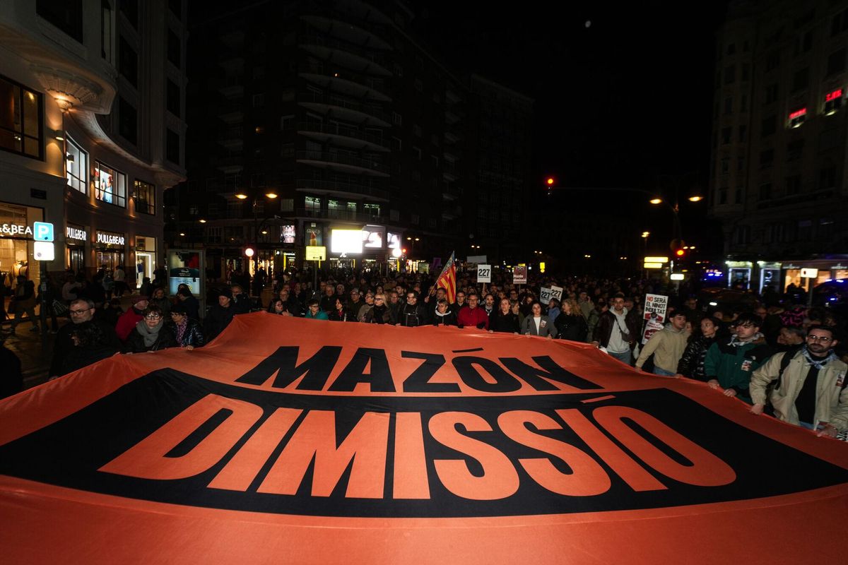 Telón extendido durante una manifestación para exigir la dimisión de Mazón, a 1 de marzo de 2025, en Valencia, Comunidad Valenciana (España). La manifestación, convocada por más de 200 entidades civiles junto a asociaciones de víctimas de la DANA y los comités locales de Emergencia y Reconstrucción bajo el lema ‘Mazón dimissió’, exige responsabilidades por la gestión de la DANA que arrasó la provincia de Valencia el pasado 29 de octubre. Es la quinta concentración que se celebra para pedir “justicia, reparación y dignidad”, después de que la primera de ellas, celebrada en noviembre, reuniera a 130.000 personas. 01 MARZO 2025;VALENCIA;MANIFESTACIÓN;DANA;MAZÓN;DIMISIÓN;COMUNIDAD VALENCIANA;EMERGENCIA Jorge Gil / Europa Press 01/03/2025. Jorge Gil;