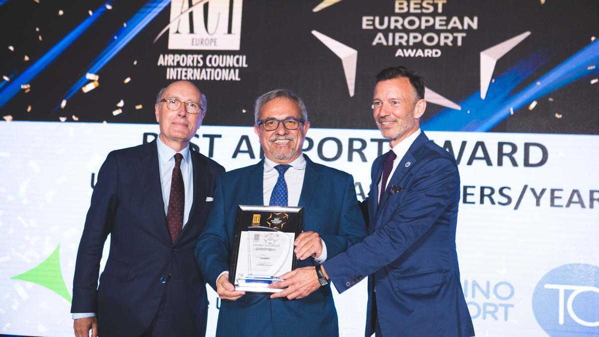 El director del Aeropuerto de La Palma, Felipe Sánchez, recoge el galardón a &#039;Mejor Aeropuerto de Europa&#039;
