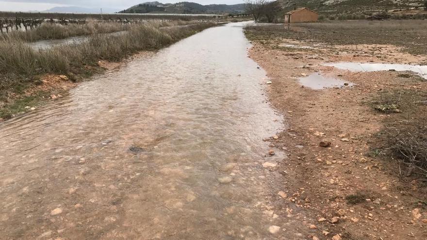 Caminos intransitables convertidos en ríos entre Cañada y Camp de Mirra.