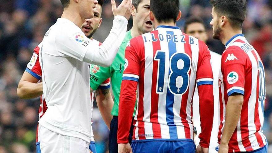 Undiano Mallenco, rodeado por Ronaldo, Isma López y Nacho Cases en el partido del Santiago Bernabéu.