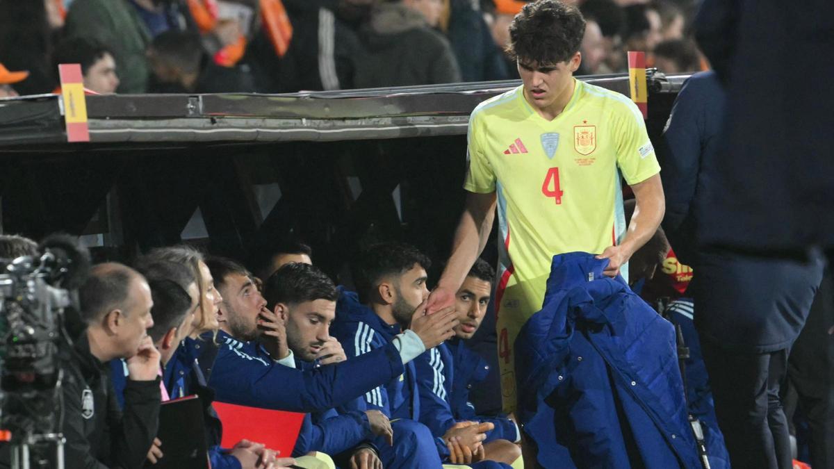 Pau Cubarsí se dirige al banquillo tras ser sustituido al sufrir un golpe en el tobillo derecho ante Holanda.