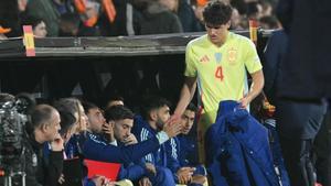 Pau Cubarsí se dirige al banquillo tras ser sustituido al sufrir un golpe en el tobillo derecho ante Holanda.