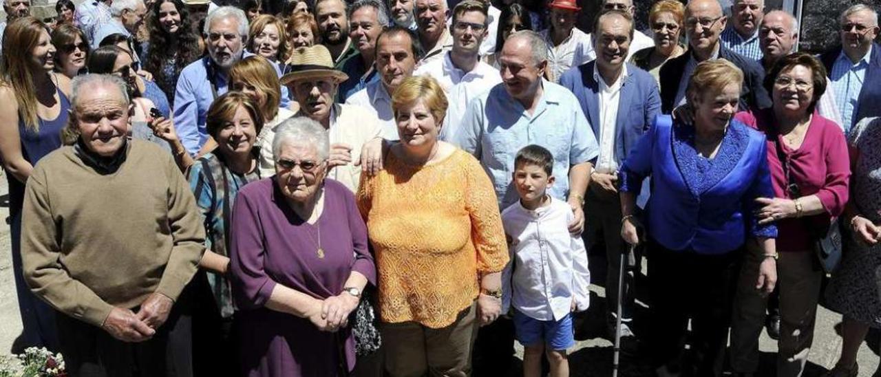 Los invitados posan con María Silva Bértolo tras salir de la misa solemne oficiada en la iglesia de Maceira. // Bernabé/ Javier Lalín