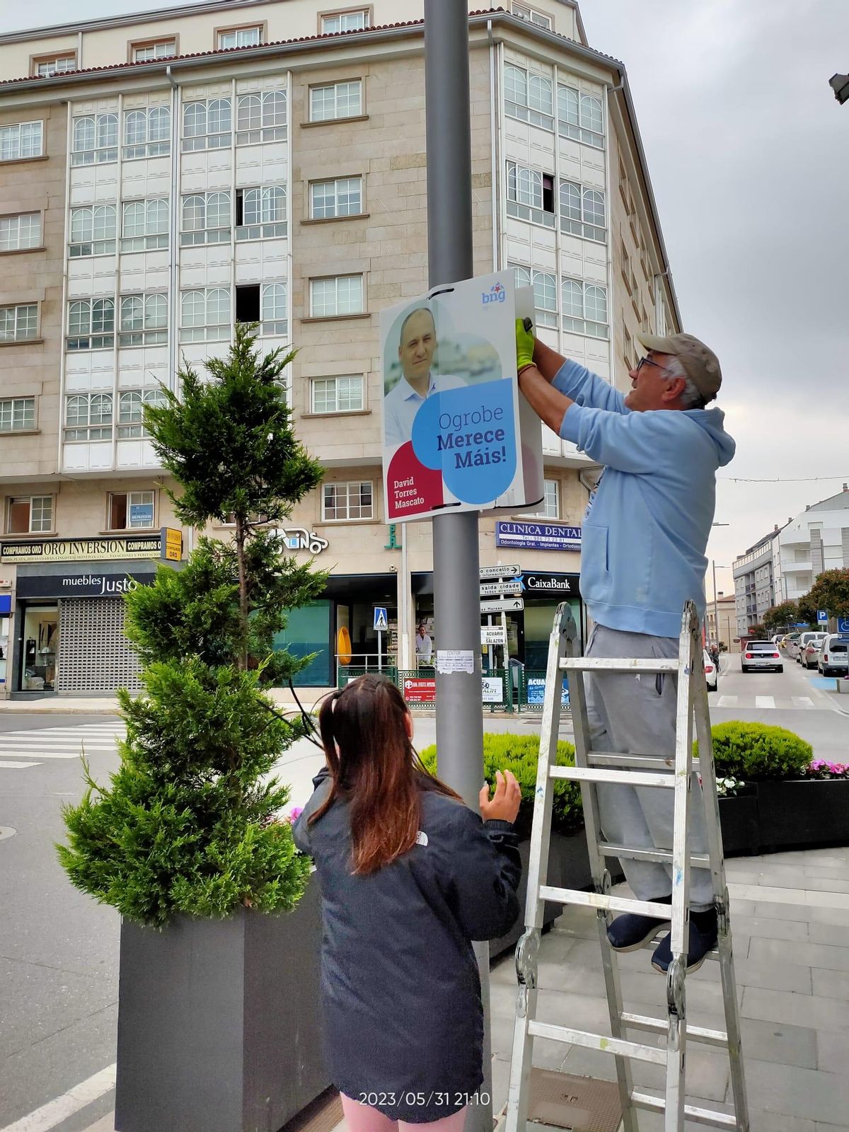 Simpatizantes del BNG retirando carteles en la calle de Castelao.