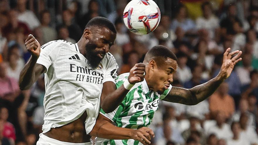 Rudiger y Natan pugnan por un balón en el Real Madrid-Real Betis Balompié en el Bernabéu.