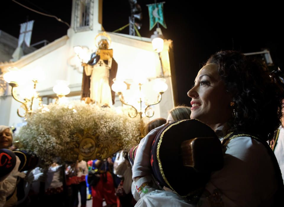 Miles de devotos festeros acompañaron al santo anacoreta en la sobria y tradicional Procesión