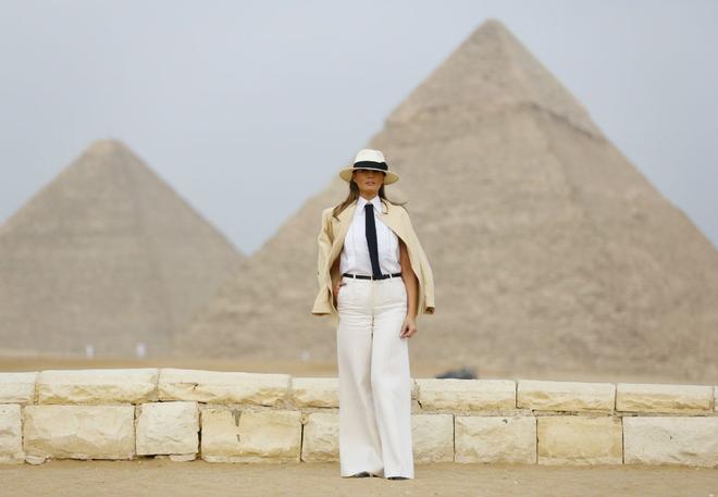 Melania Trump en su visita a las pirámides de Keops, Kefrén y Micerinos