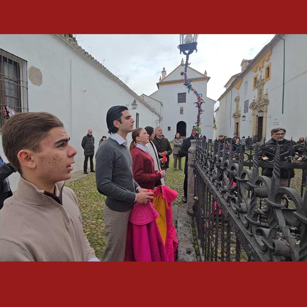Ofrenda floral y rezo al Cristo de los Faroles por parte de alumnos de la Escuela Taurina.