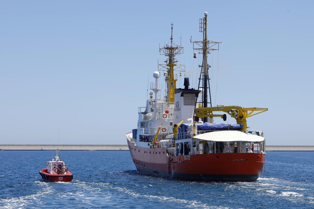 El 'Aquarius' abandona València para seguir con su labor humanitaria