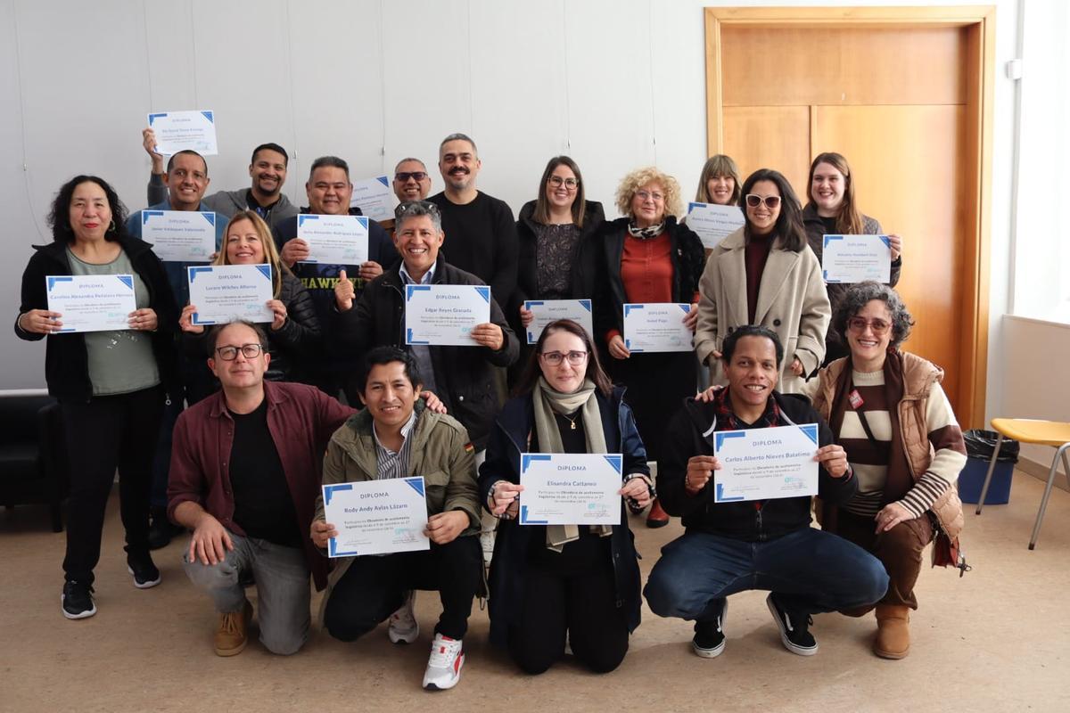 O alcalde cos participantes no último curso de acollemento lingüístico.