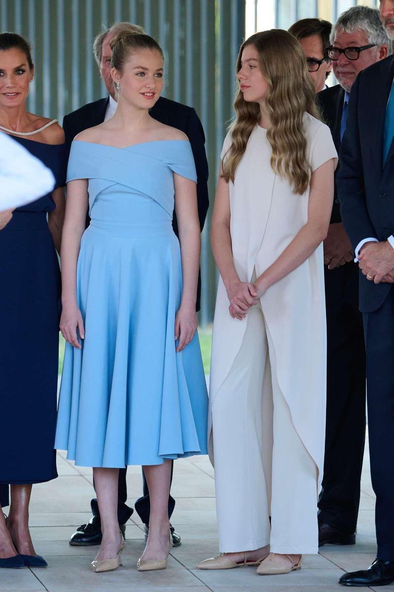 La princesa Leonor con vestido de Miphai y la infanta Sofía con conjunto blanco de Bruna en la entrega de los Premios Princesa de Girona 2022