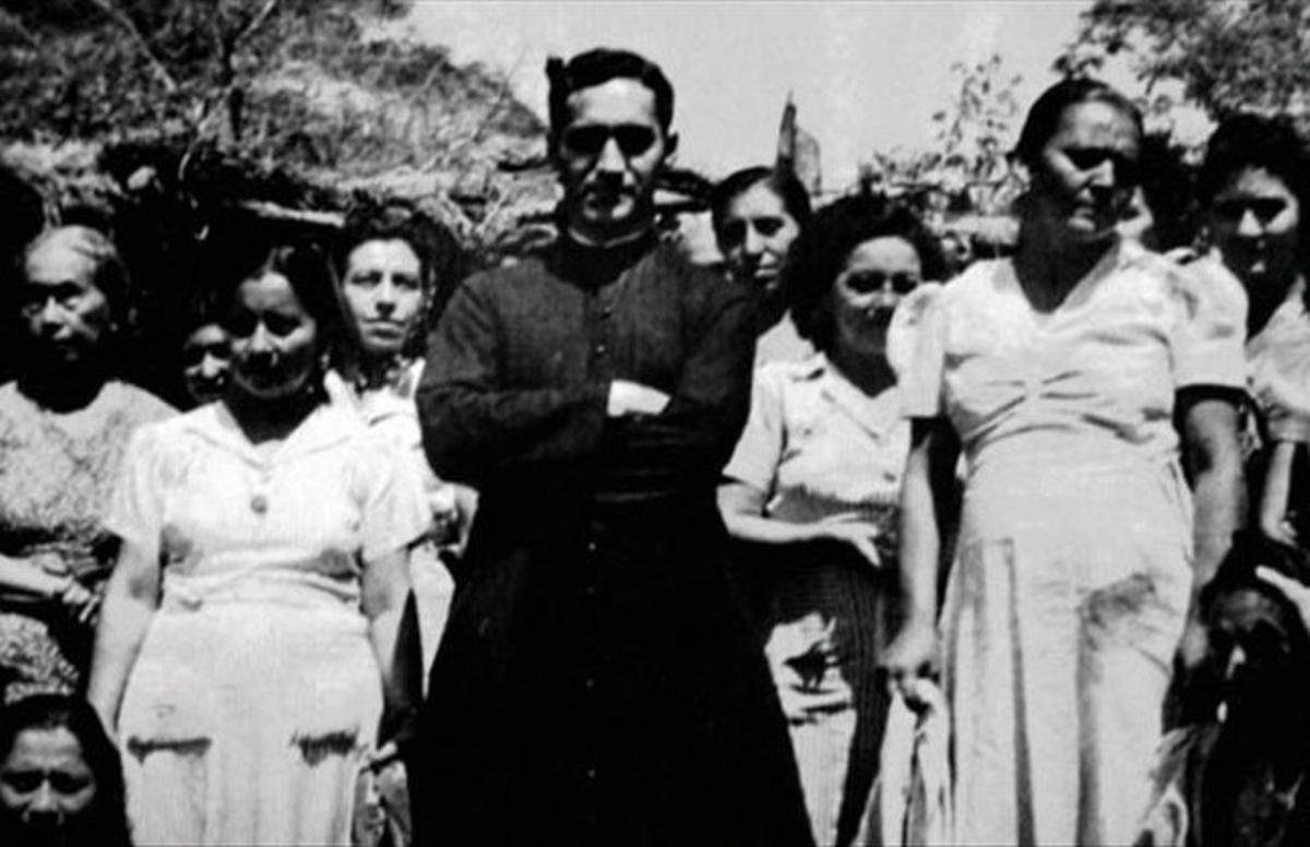 Una imatge del documental sobre el bisbe Óscar Arnulfo Romero, amb els més desprotegits del Salvador.