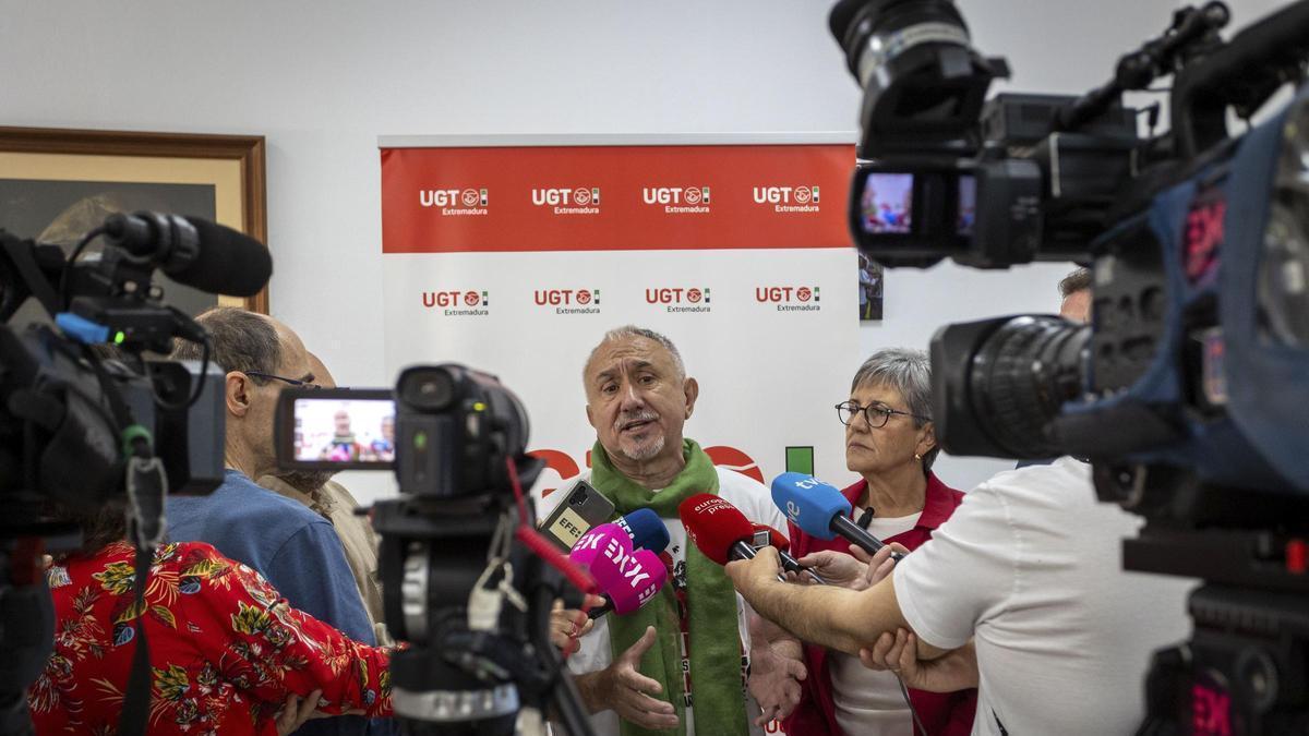 Pepe Álvarez atiende a los medios esta mañana.