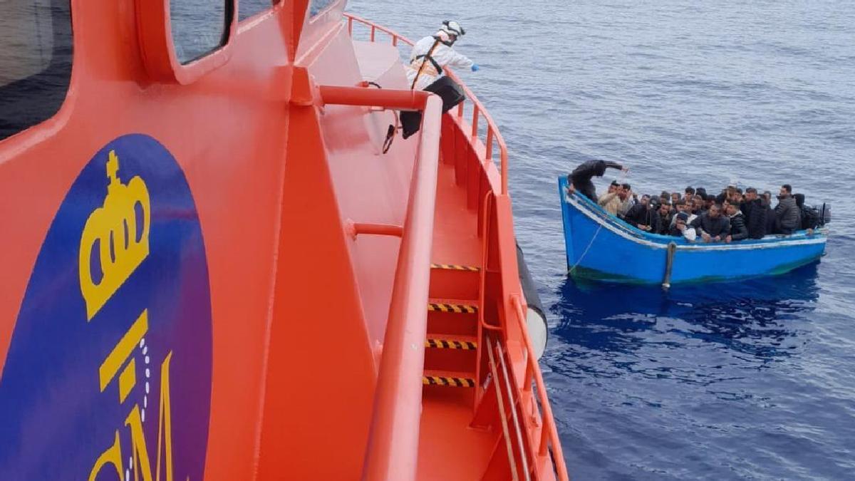 Imagen de archivo de un rescate de personas migrantes por parte de Salvamento Marítimo.