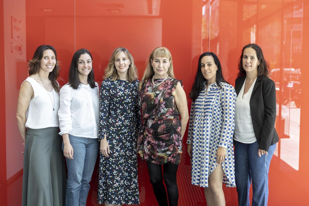 De izquierda a derecha: Rosa Bosch (Xenopat), Raquel Boqué (Xenopat), Neus Falgàs (neuróloga del Clínic), Susan Greenfield, Sara García Rates (Neuro-Bio) y Anna Portela (Xenopat).