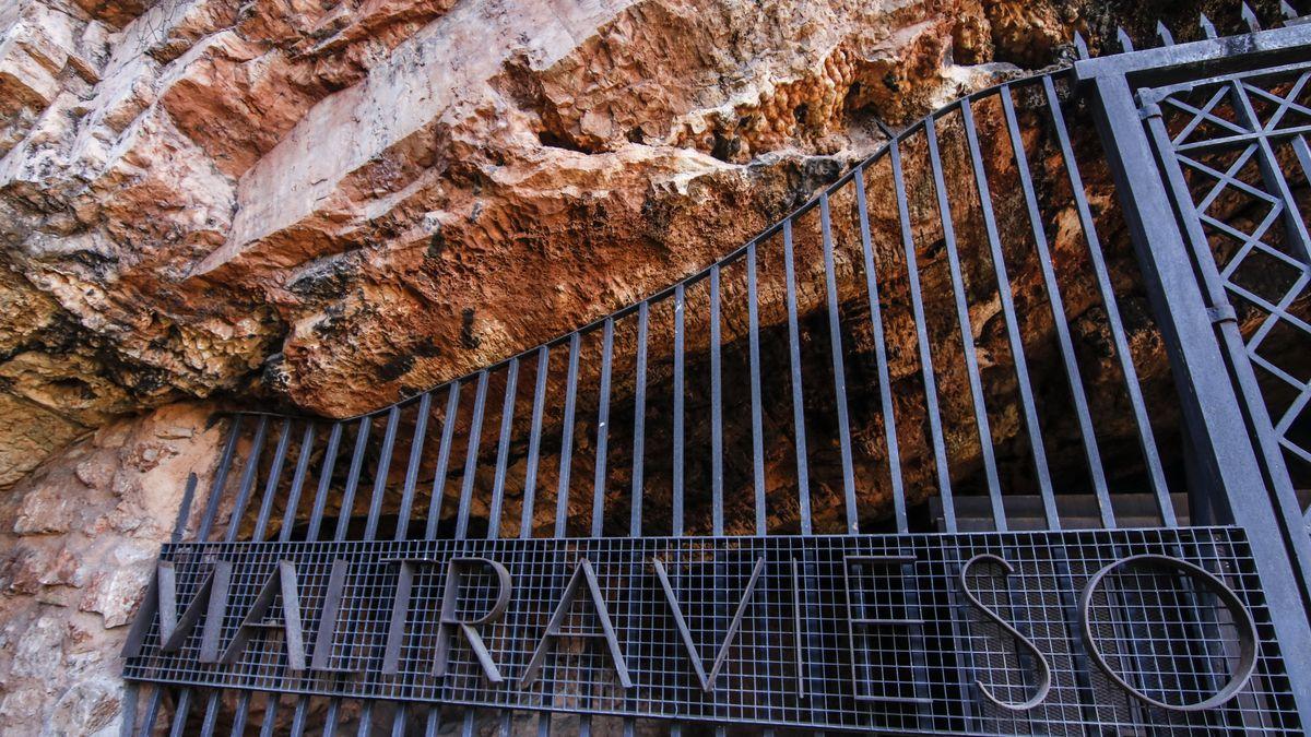 Entrada a la cueva de Maltravieso en Cáceres.
