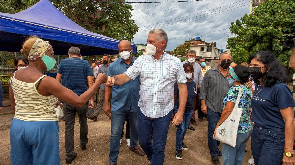 El presidente de Cuba, Miguel Díaz-Canel, en el centro de la imagen, durante un recorrido por el barrio La Timba.