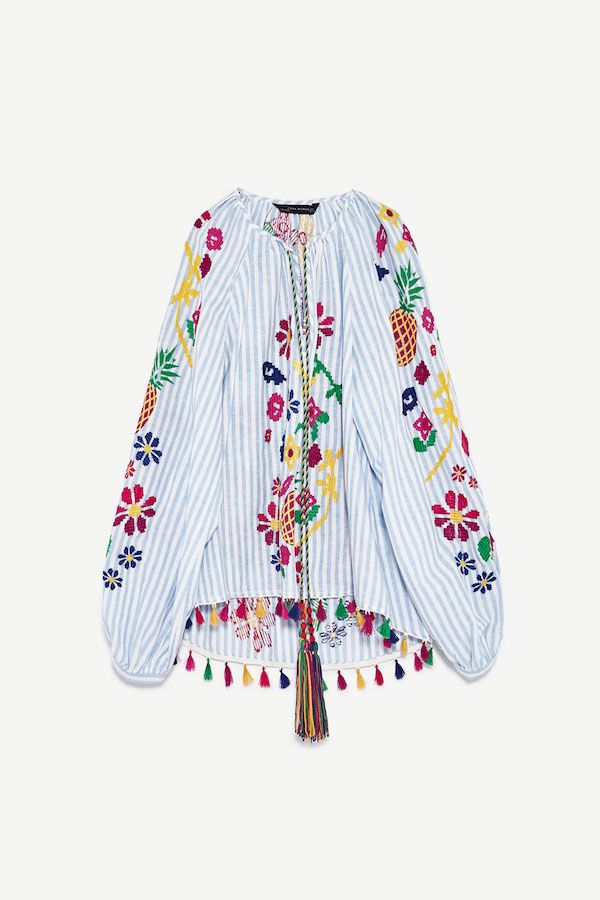 Blusa con pompones, de Zara, 39,95 euros