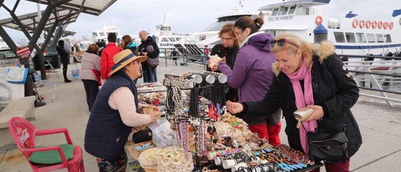 Venta de objetos de artesanía elaborados con conchas, en la zona portuaria de O Corgo. // Muñiz