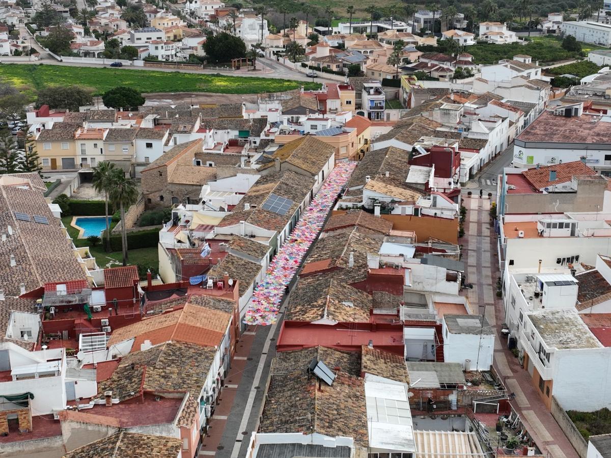 Las mujeres transforman Els Poblets: 1.400 mandalas se entrelazan sobre el Carrer Major (imágenes)