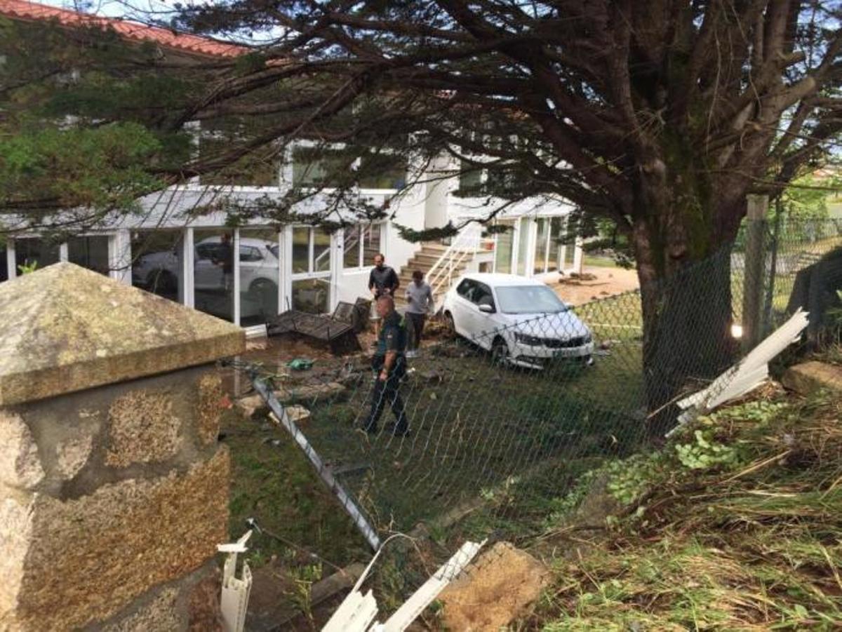 Destrozos en San Vicente do Mar, en O Grove, al reventar el principal depósito de agua