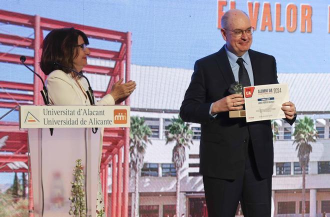 Antiguos alumnos con carreras exitosas premiados en la Gala Alumni «Talento Global UA» (edición 2024)