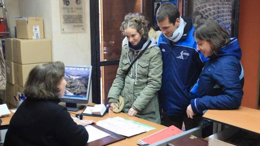 Unos visitantes piden información en la Oficina Municipal de Turismo de la ciudad.