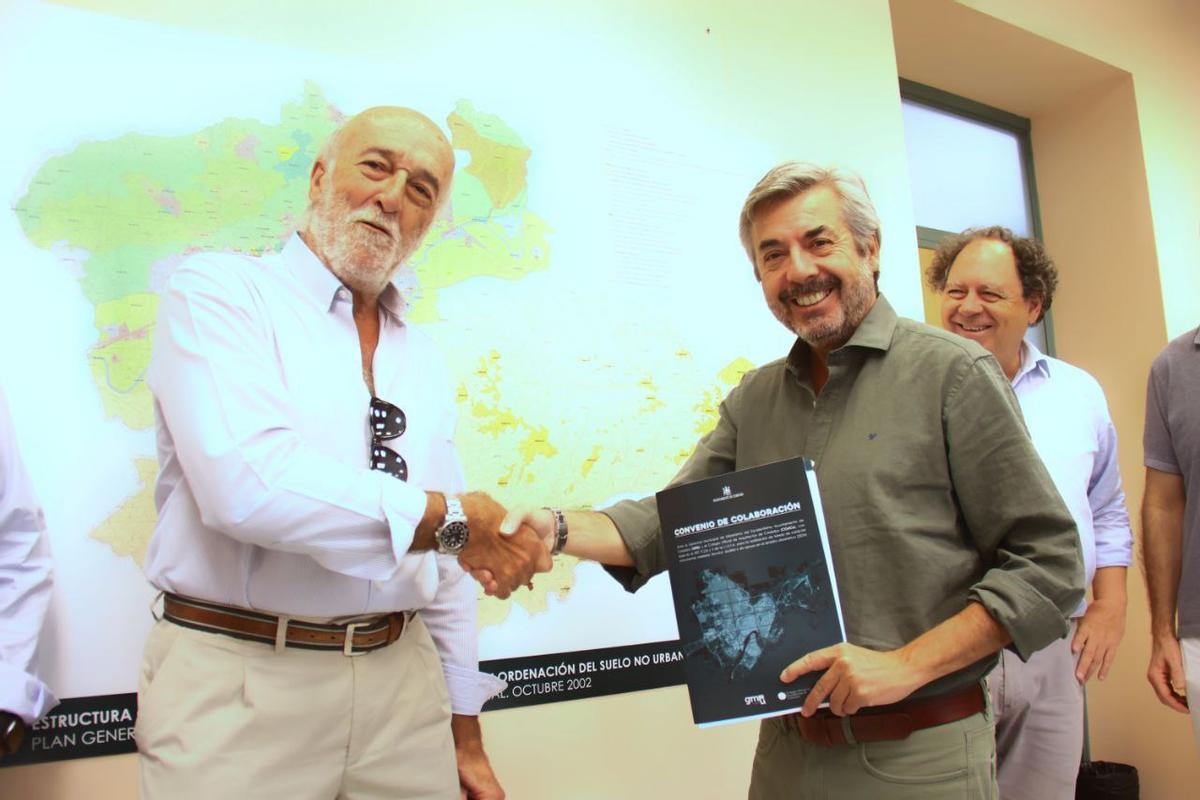 Foto de familia del convenio suscrito entre Miguel Ángel Torrico, presidente de la Gerencia de Urbanismo y el presidente del Colegio de Arquitectos, Eusebio Leal.
