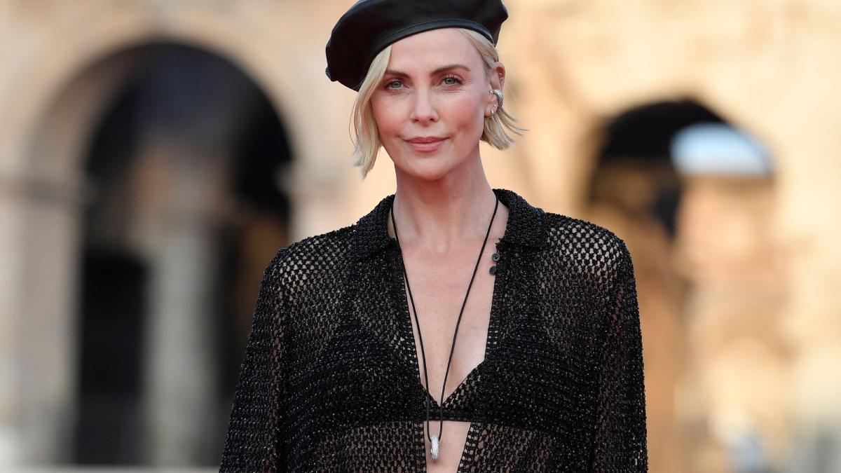 La manicura francesa negra de Charlize Theron que no vas a poder evitar probar