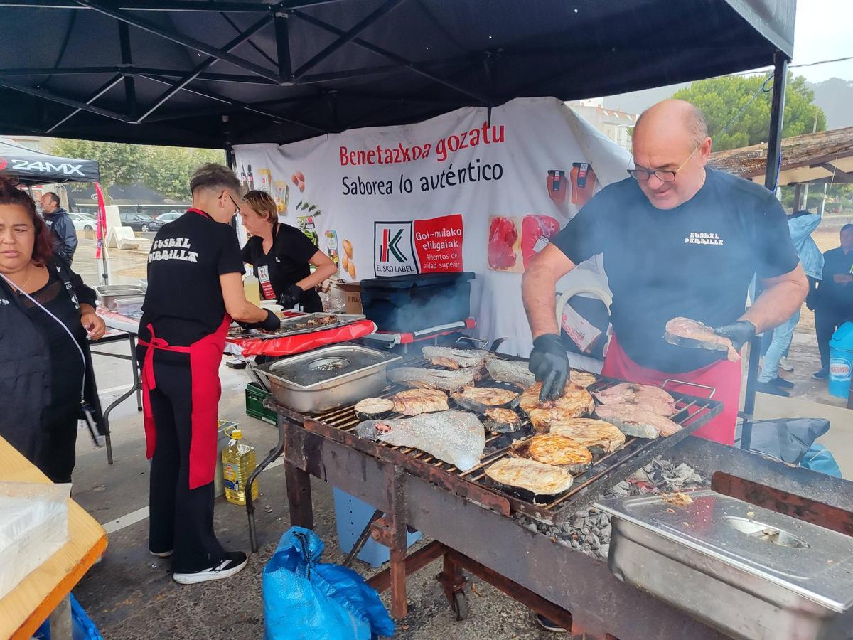 La regata de la ACT contó con un gran ambiente y puestos de gastronomía para disfrutar de las traineras.